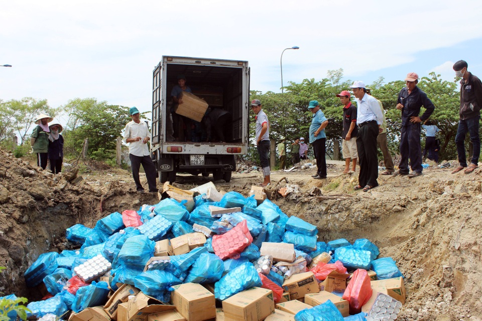 Lực lượng chức năng tiến hành đưa toàn bộ 157 xuống hố rác, sau đó cán nát, đốt cháy và chôn lấp