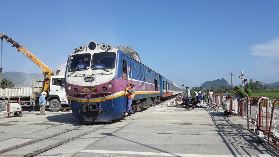 Vụ tai nạn tàu hỏa ở Thanh Hóa: Đình chỉ nhân viên gác tàu - 2 Sau hơn 12h tê liệt, đường ray đã hoạt động trở lại