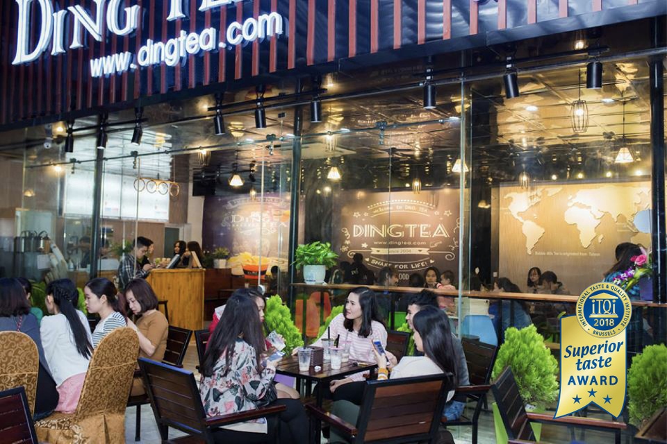 Các điểm bán trà sữa luôn đông nghịt thực khách là giới trẻ