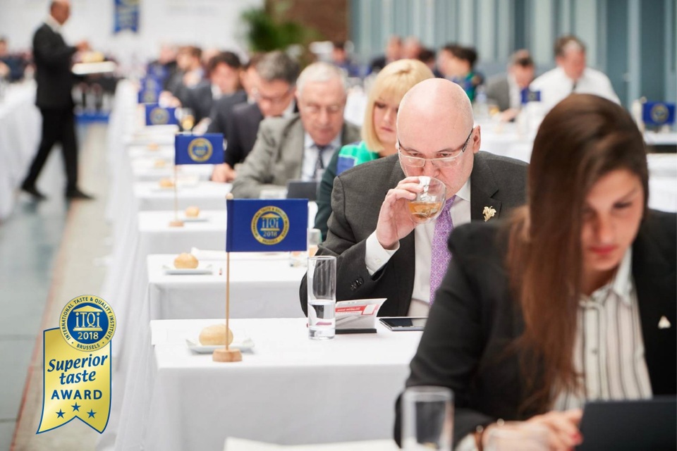 Các giám khảo thẩm định sản phẩm bằng phương pháp thử mù