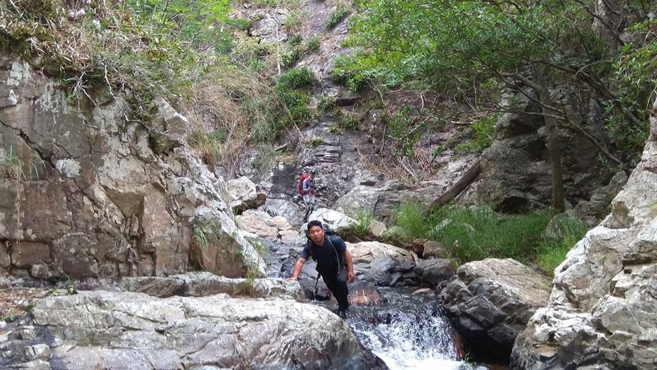 72 giờ nỗ lực đưa thi thể nam du khách ra khỏi rừng Phan Dũng - 2 Để tìm kiếm T.A.K các đoàn cứu hộ phải vượt qua những cung đường khó, nhiều khi nguy hiểm đến tính mạng. Ảnh: Trần Đại