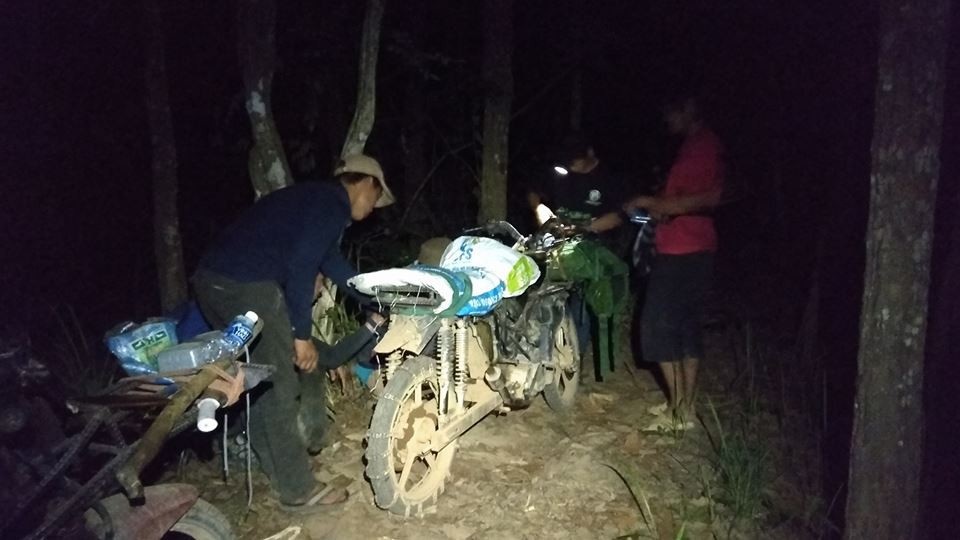 72 giờ nỗ lực đưa thi thể nam du khách ra khỏi rừng Phan Dũng - 1 Xe máy của một thành viên trong đoàn tìm kiếm bị hỏng giữa đêm khuya. Ảnh: Trần Đại