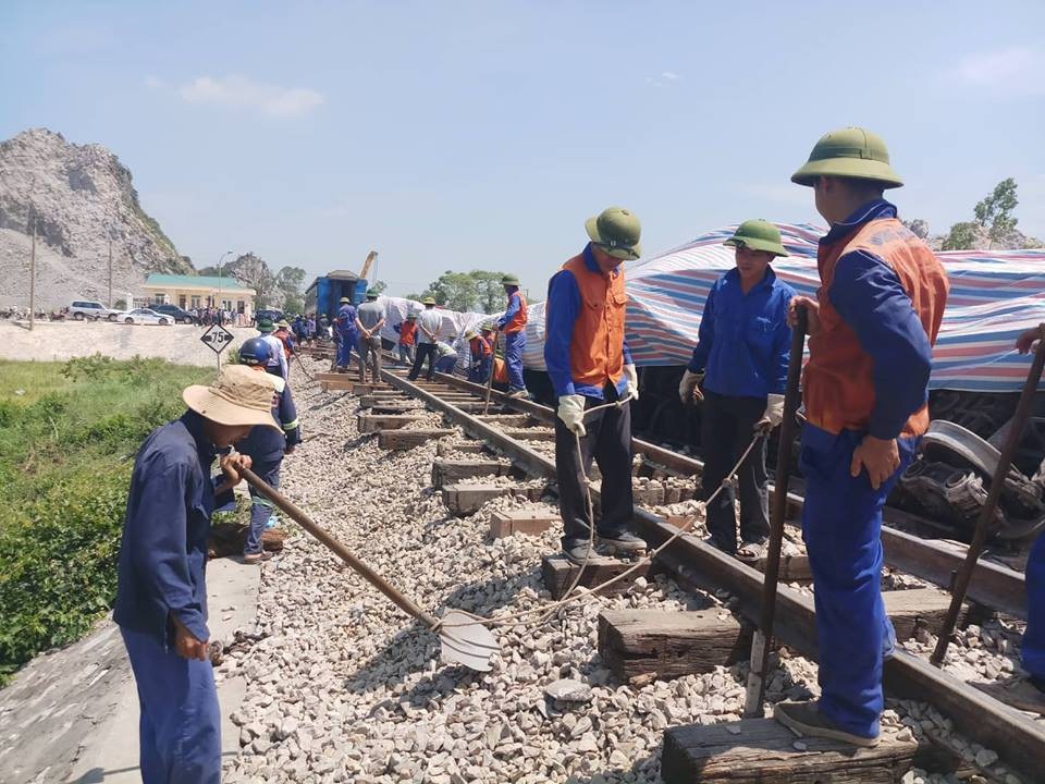 Vụ tai nạn tàu hỏa tại Thanh Hóa: Tài xế xe ben đang rất nguy kịch - 4 Công tác khắc phục hậu quả đang được hoàn tất.