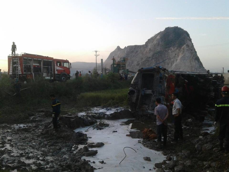 Cảnh sát PCCC trắng đêm cứu hộ vụ lật tàu hỏa - 4 Ngay lập tức lực lượng PCCC triển khai bảo vệ hiện trường, phân luồng giao thông. Sau khi xác định vị trí mắc kẹt của nạn nhân cán bộ cảnh sát đã phá kính, cắt cửa, làm rộng không gian để cứu nạn nhân mắc kẹt.