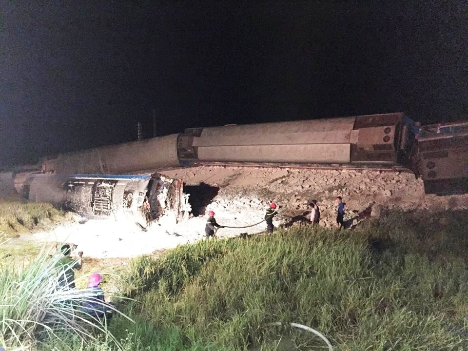 Cảnh sát PCCC trắng đêm cứu hộ vụ lật tàu hỏa - 3 Tại hiện trường, 6 toa tàu bị lật ngổn ngang, hai lái tàu đã tử vong mắc kẹt trong khoang lái, nhiều nạn nhân bị thương cũng chưa thoát ra ngoài.