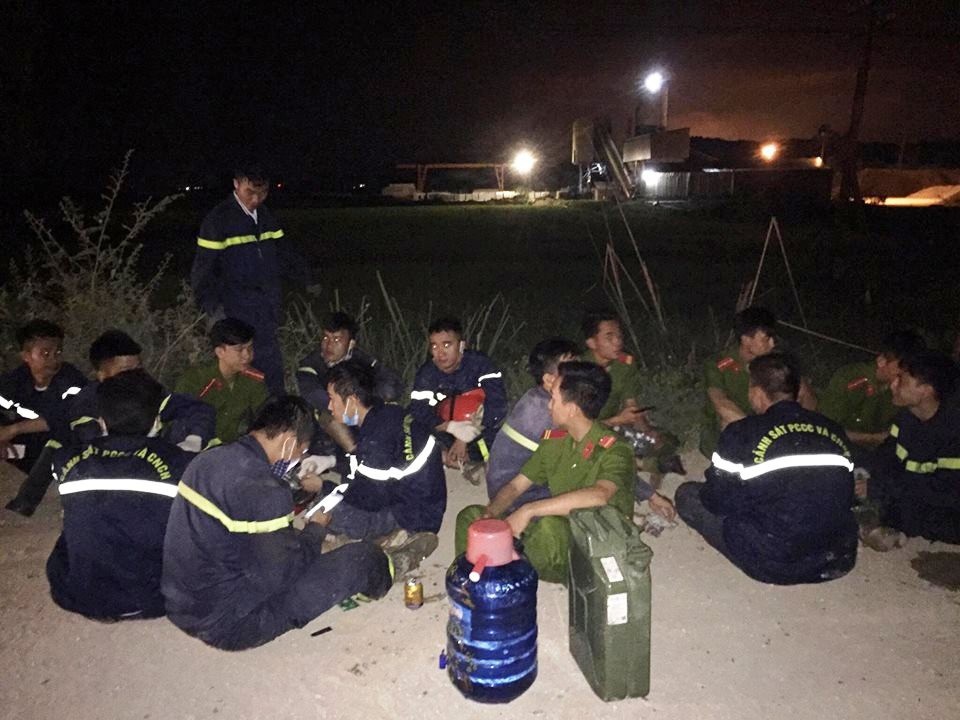 Cảnh sát PCCC trắng đêm cứu hộ vụ lật tàu hỏa - 5 Đến hơn 7h sáng ngày 24/5, việc đưa thi thể hai nạn nhân tử vong ra khỏi khoang lái mới được hoàn tất. Toàn bộ hành khách được đưa ra ngoài, số bị thương được đưa đến các bệnh viện cấp cứu.