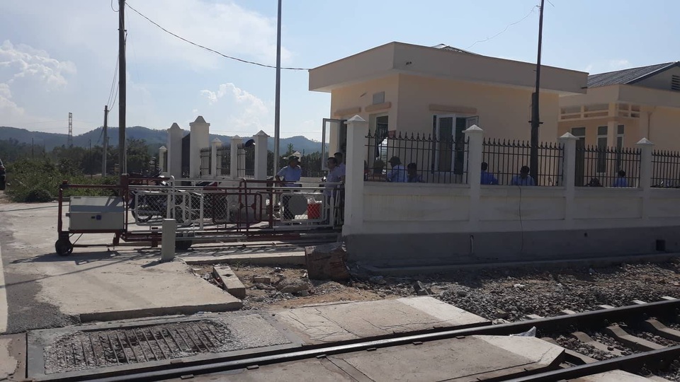 Vụ tai nạn tàu hỏa ở Thanh Hóa: Đình chỉ nhân viên gác tàu - 1 2 nhân viên trực gác chắn vào đêm ngày 24/5 đã bị tạm đình chỉ để phục vụ công tác điều tra.