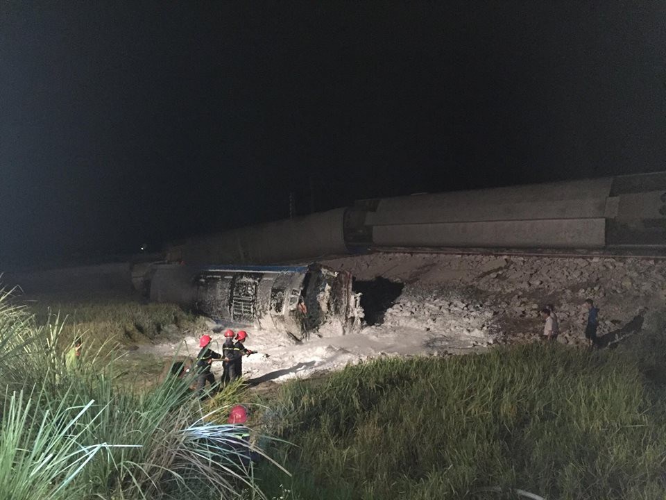 Cảnh sát PCCC trắng đêm cứu hộ vụ lật tàu hỏa - 1 Cảnh sát PCCC trắng đêm cứu hộ vụ lật tàu hỏa - 1