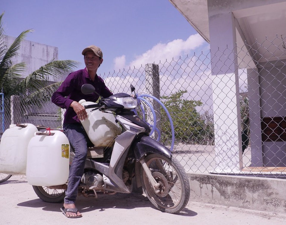 Anh Phát, mỗi ngày chở vài chục can nước về dùng.