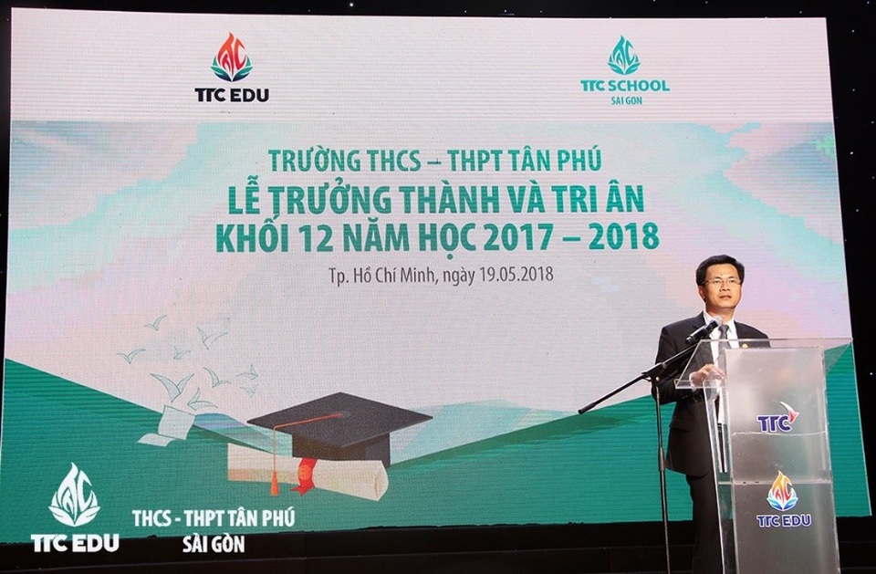 Lễ tri ân và trưởng thành của học sinh trường THCS - THPT Tân Phú - 1 Thầy hiệu trưởng trường xúc động gửi gắm đến học trò những lời tâm huyết nhất.