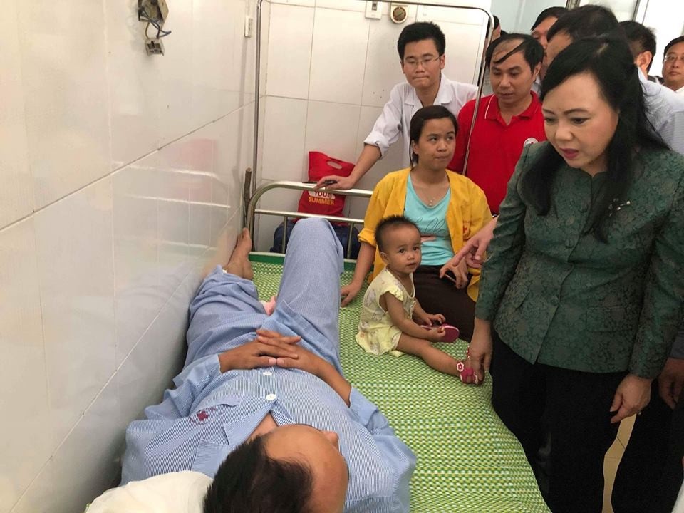 Vụ lật tàu SE 19 tại Thanh Hoá: 11 người thương vong - 1 Bộ trưởng thăm hỏi nạn nhân vụ lật tàu đang được điều trị tại BV Tĩnh Gia.