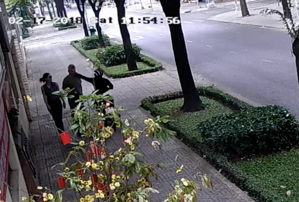Đối tượng quay xe máy lại và chạy lên vỉa hè để giật sợi dây chuyền trên cổ nạn nhân