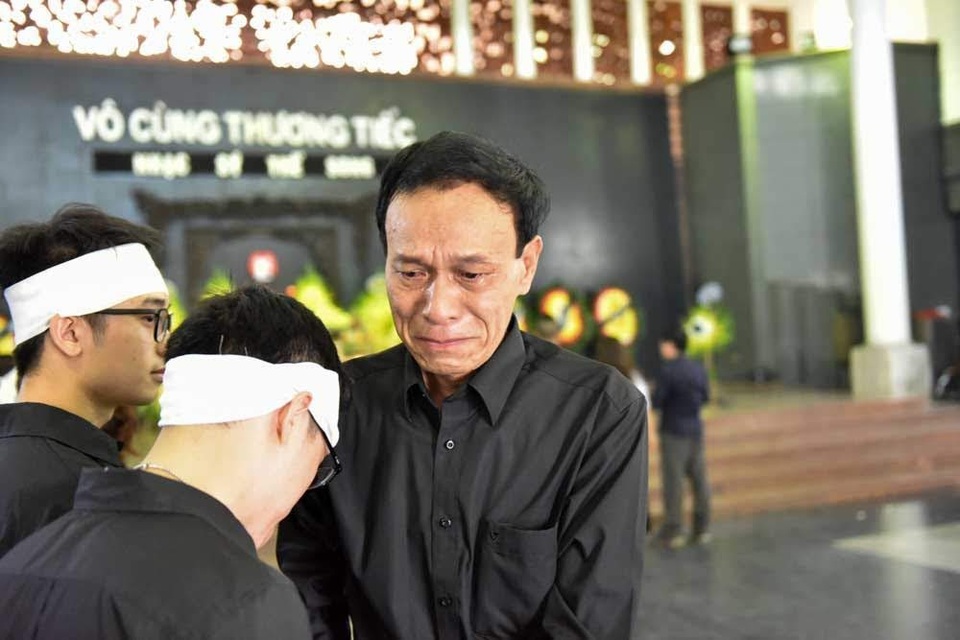 Giai điệu “Nơi đảo xa” tiễn đưa nhạc sĩ Thế Song trở về cát bụi - 3 Gia quyến nhạc sĩ Thế Song nghẹn ngào nhận lời chia sẻ động viên từ người thân, đồng nghiệp.