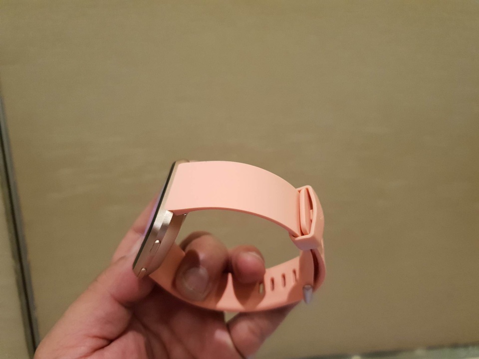 Fitbit Versa - đồng hồ thông minh có mặt kim loại nhẹ nhất ra mắt tại Việt Nam - 2 Fitbit versa