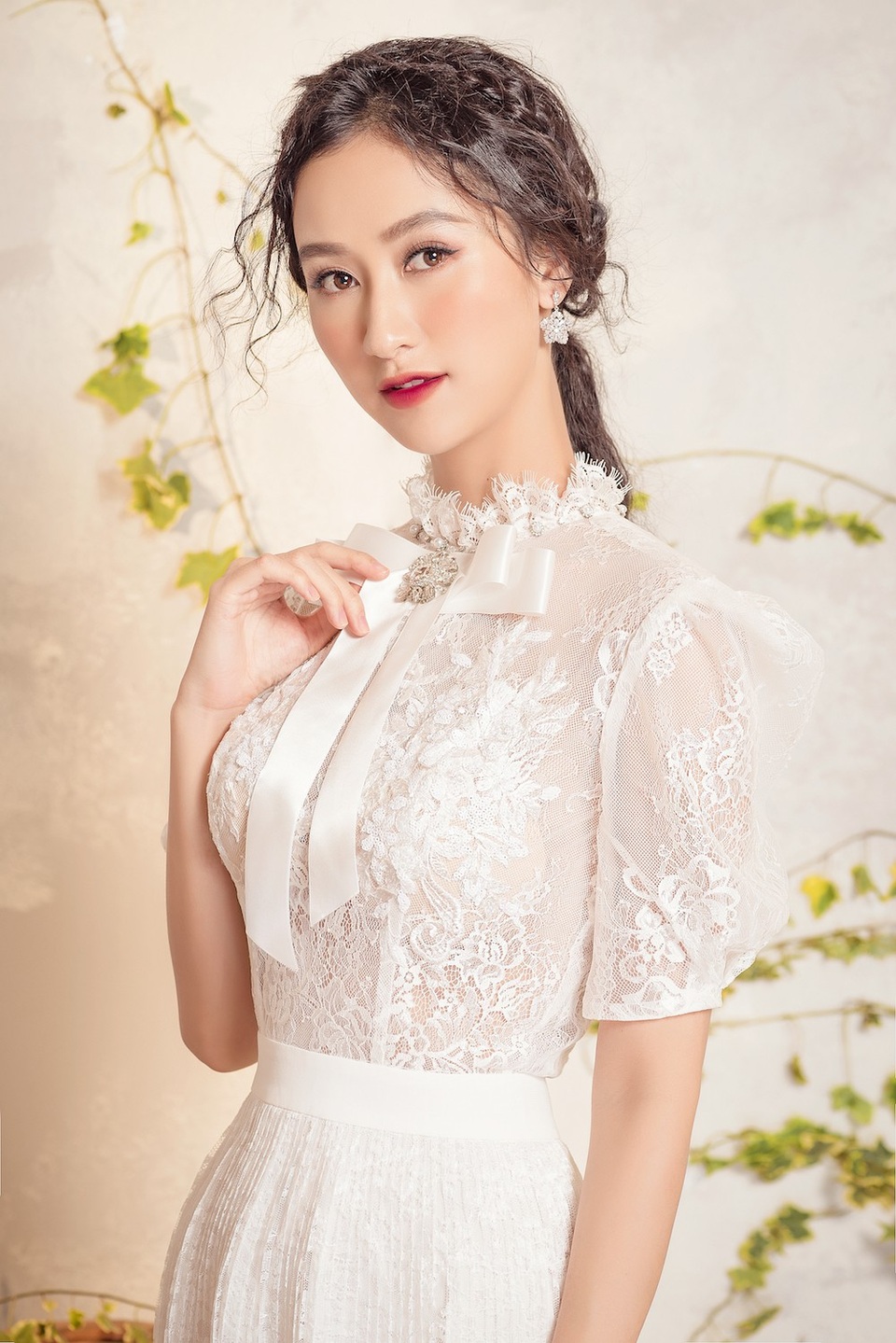 Trước những đồn đoán bất lợi về mình, người đẹp đã có những đáp trả hài hước: “Nghe đồn là Hà Thu đi gọt hàm độn cằm cho Vline hả bà con. Sai lắm nha, thông báo là Thu rất sợ đau nha, chích thuốc còn sợ muốn xỉu chứ đừng nói gọt gọt”.