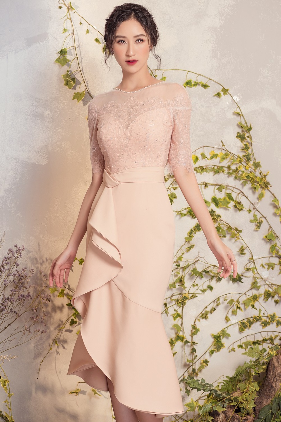 Người đẹp khẳng định, gương mặt của cô thon gọn không cần không phẫu thuật. Người đẹp cũng chia sẻ, thời đi học, cô có hơi mũm mĩm. Đến lúc đi làm, công việc phải đi quay đi chụp nhiều mà lên hình lại còn bị tăng thêm mấy kg nên cô đã luyện tập để có được vóc dáng thon gọn hơn. Theo Hà Thu, dù có đôi lần nghĩ tới chuyện thẩm mỹ nhưng vì sợ đau nên chưa dám thực hiện lần nào.