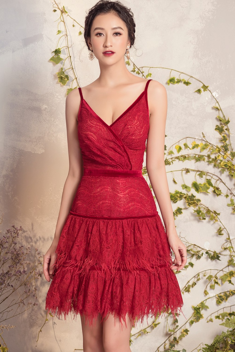 Hà Thu cũng tự tin mình đang có một vóc dáng tương đối hài hòa, giúp cô tự tin. Người đẹp không có cảm giác e dè khi diện bộ váy nửa kín, nửa hở của NTK Đỗ Long khoe vẻ đẹp gợi cảm.