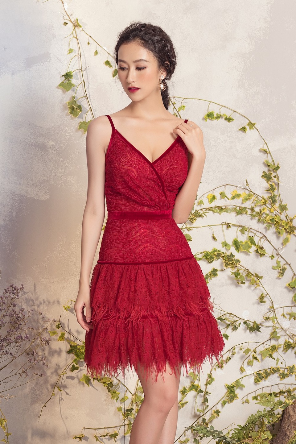 Nhưng bù lại, nhờ nỗ lực tập luyện hàng ngày và áp dụng chế độ dinh dưỡng hợp lý, cô vẫn có thể gây ấn tượng khi với thân hình khỏe khoắn, cân đối cùng số đo 3 vòng khá chuẩn 85 - 60 - 90.