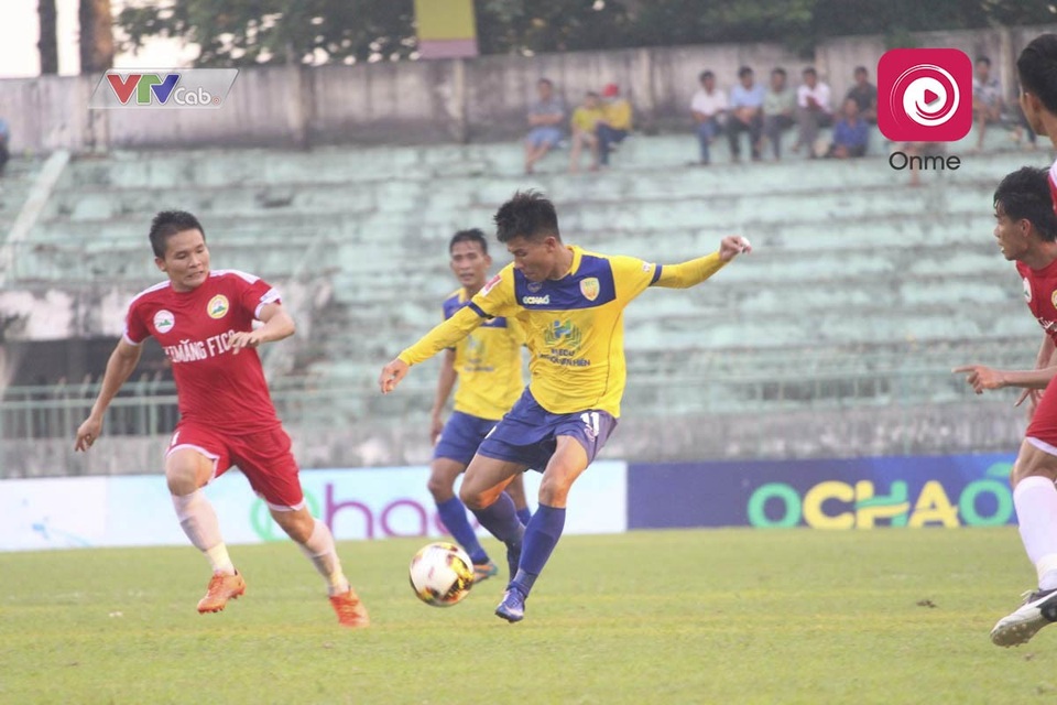 Trận đấu sớm nhất của vòng 5 giải Hạng nhất Quốc gia 2018 sẽ là màn so tài giữa Đồng Tháp (áo vàng) và Công An Nhân Dân. Đồng Tháp đang thể hiện rõ quyết tâm lên hạng với vị trí thứ 2 trên BXH. Đoàn quân HLV Trần Công Minh hiện vẫn đang bất bại từ đầu mùa giải và sở hữu hàng thủ chắc chắn nhất với chỉ 1 bàn thua sau 4 vòng. Với lợi thế sân nhà Đồng Tháp sẽ quyết tâm giành trọn 3 điểm trước Công An Nhân Dân.