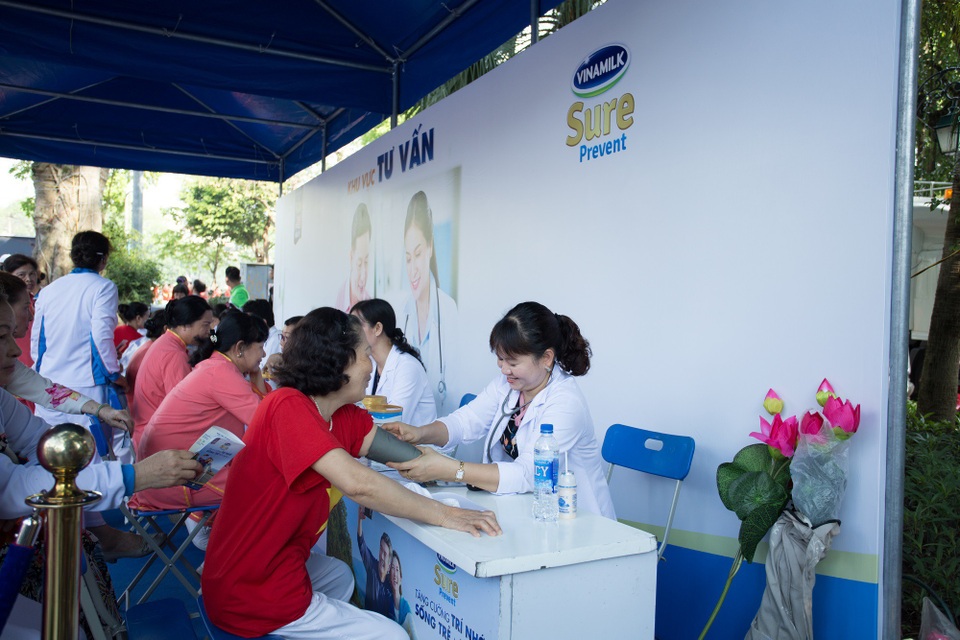 Vinamilk Sure Prevent đồng hành cùng phong trào rèn luyện sức khoẻ người cao tuổi - 3 Các Bác sĩ Trung tâm dinh dưỡng Vinamilk tư vấn sức khỏe và chế độ dinh dưỡng cho người cao tuổi tham gia chương trình
