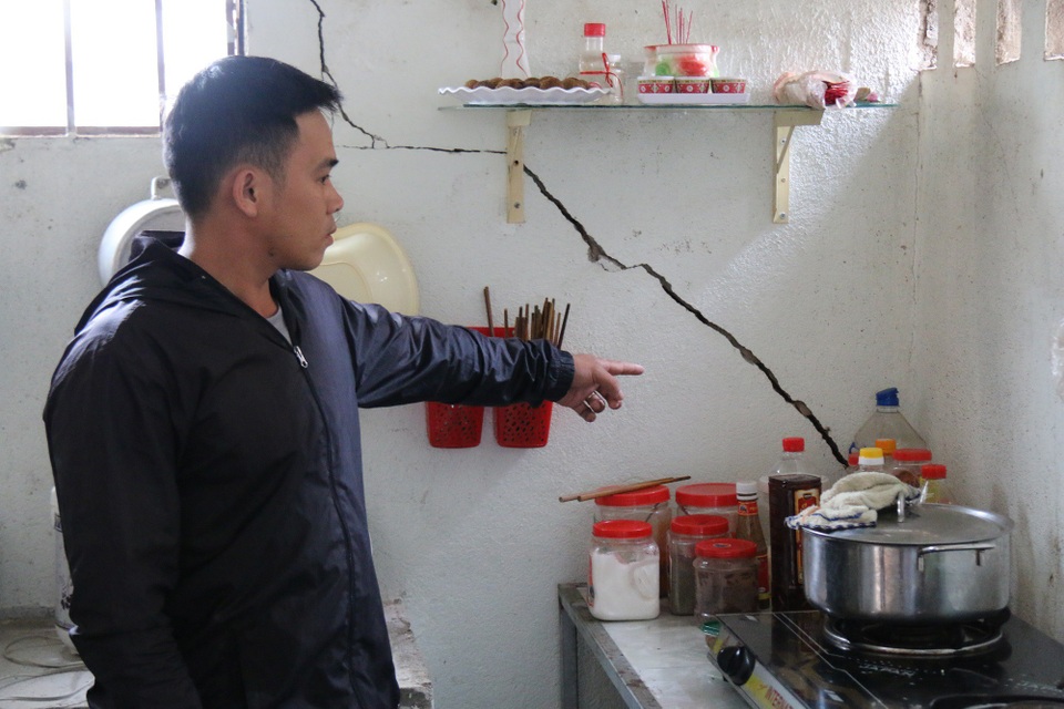 Thủy điện Đắk Lắk nổ mìn, hàng chục nhà dân Đắk Nông nứt toác - 5 Hàng trăm vết nứt xuất hiện dọc ngang nhà dân