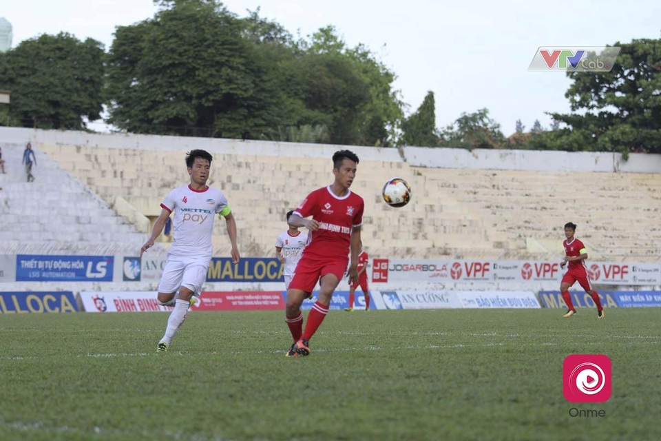 Trận cầu muộn nhất ở vòng đấu thứ 5 sẽ là cuộc đụng độ giữa đội đầu bảng Viettel (áo trắng) với Đắk Lắk. Viettel đang cạnh tranh quyết liệt tấm vé thăng hạng V-League 2019 khi họ vẫn đang bất bại sau 5 vòng đấu. Chính vì vậy, “những chàng trai áo lính” sẽ quyết tâm giành trọn 3 điểm trước đội bóng vùng Tây Nguyên.