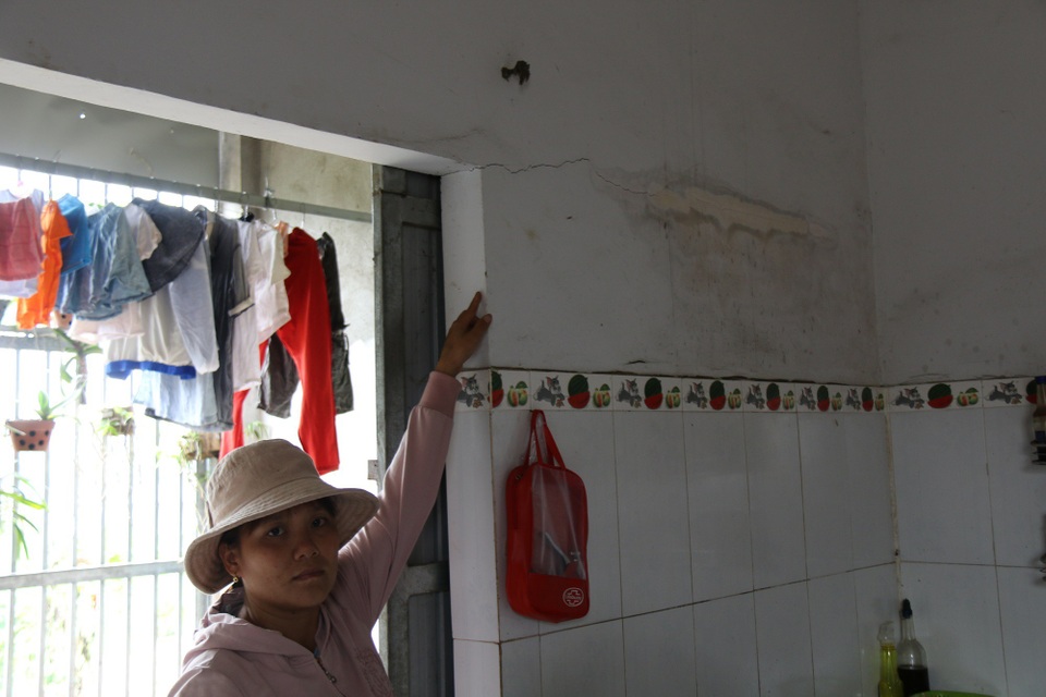 Thủy điện Đắk Lắk nổ mìn, hàng chục nhà dân Đắk Nông nứt toác - 4 Mỗi khi công trình thủy điện nổ mìn, cả nhà rung lắc tưởng như sắp sập