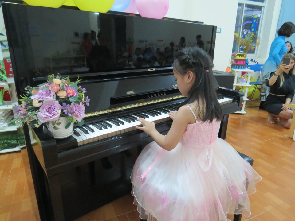 Trong trẻo tiếng đàn Piano của học sinh mầm non Hoa Trà My - 2
Các nhà nghiên cứu của Đại học California (Mỹ) đã kết luận rằng trẻ từ 3 tuổi nếu được học đàn piano mỗi tuần sẽ phát triển khả năng giải các bài toán đố tốt hơn những đứa trẻ khác đến 34%.