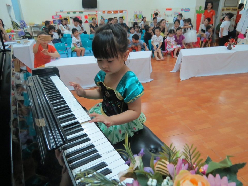 Trong trẻo tiếng đàn Piano của học sinh mầm non Hoa Trà My - 1
Học sinh CLB Piano Hoa Trà My thể hiện tài năng âm nhạc của mình