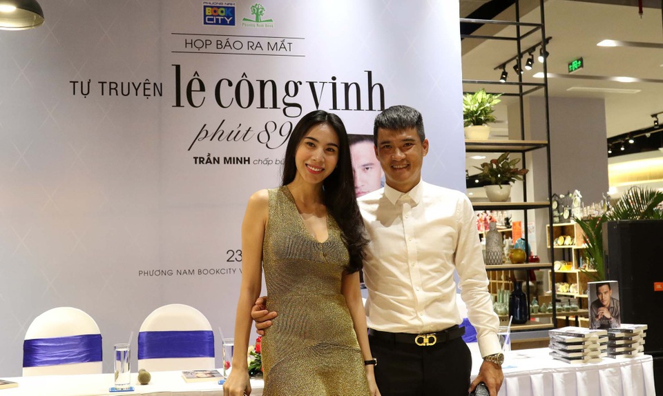 Công Vinh bật khóc trong buổi ra mắt tự truyện - 3 Công Vinh bật khóc trong buổi ra mắt tự truyện - 3