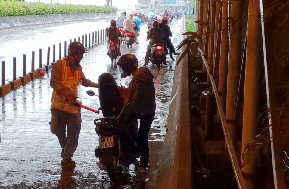 CSGT dầm mưa giải tỏa ùn tắc giữa giờ cao điểm - 10
Trung tâm Quản lý hầm vượt sông Sài Gòn đã thực hiện chương trình phát áo mưa miễn phí cho người dân khi lưu thông qua lại hầm khi trời mưa nhằm giải quyết tình trạng người dân dừng trú mưa ở 2 đầu hầm