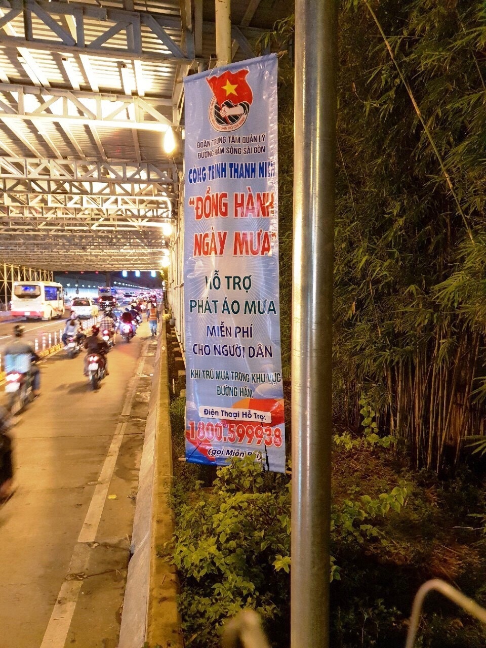 Công trình với tên gọi “Đồng hành ngày mưa” do Đoàn Trung tâm Quản lý đường hầm sông Sài Gòn (Sở GTVT TPHCM) thực hiện từ tháng đầu tháng 5/2018 kéo dài đến cuối tháng 11/2018.