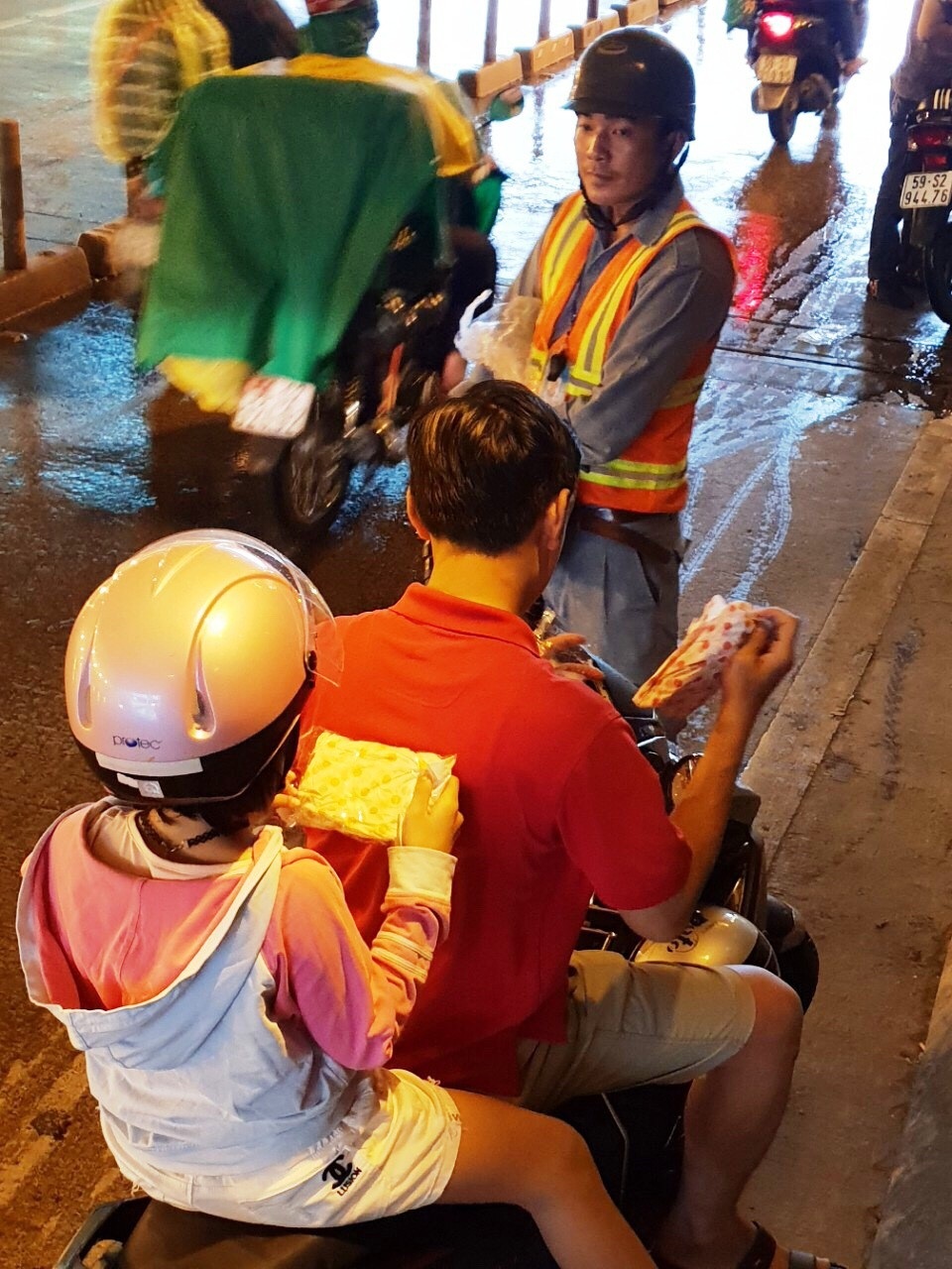 Người dân lưu thông qua hầm Thủ Thiêm được phát áo mưa miễn phí - 3