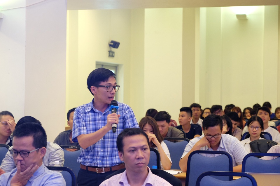 Giao lưu Nhân tài Đất Việt 2018 tại Đà Nẵng: Bí quyết nào để startup thành công? - 7
Sinh viên Đà Nẵng đặt nhiều câu hỏi đến các diễn giả về những thuận lợi, khó khăn trên con đường đi đến thành công của một startup trẻ.