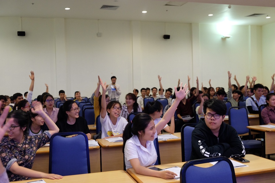 Giao lưu Nhân tài Đất Việt 2018 tại Đà Nẵng: Bí quyết nào để startup thành công? - 6
Hàng trăm sinh viên đến từ các trường đại học, cao đẳng ở Đà Nẵng tham dự buổi giao lưu, lắng nghe các thông tin, kinh nghiệm thực tế thiết thực từ các diễn giả