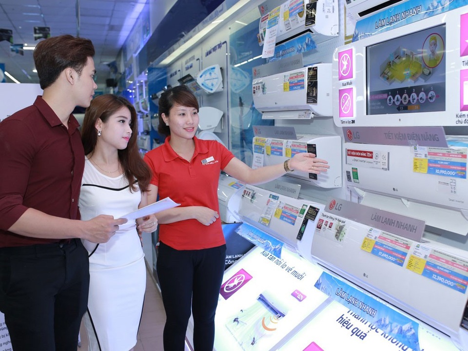 Lý giải cho nguyên nhân giá bán điều hòa, máy lạnh "ngày một tăng" - 2 Người dân chọn mua điều hòa tại siêu thị điện máy.
