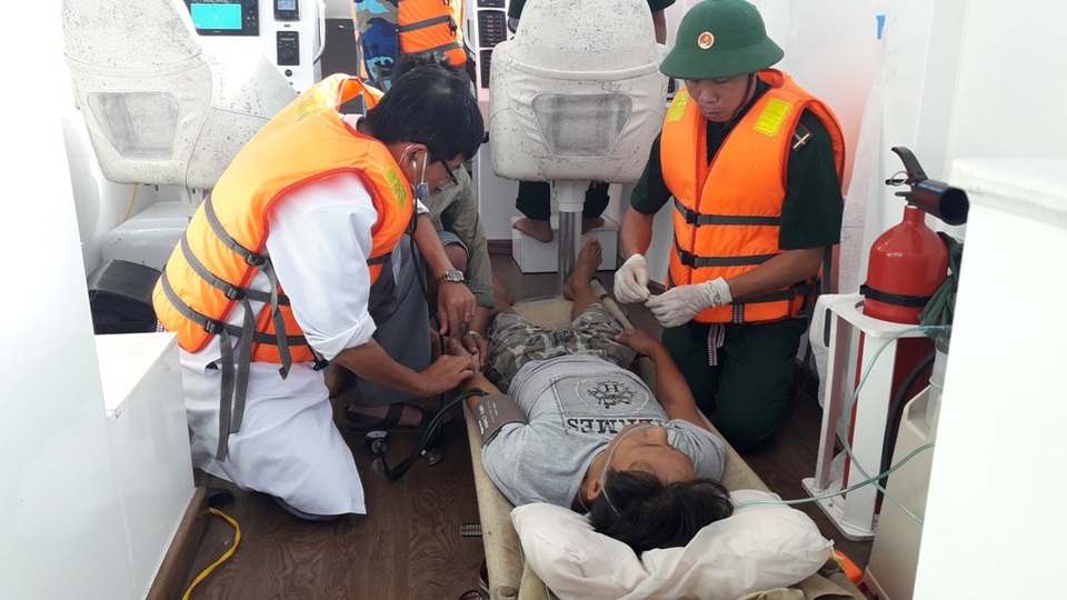 Bộ đội Biên phòng cứu ngư dân xuất huyết dạ dày nguy kịch trên biển - 1 Bộ đội Biên phòng cứu ngư dân xuất huyết dạ dày nguy kịch trên biển - 1