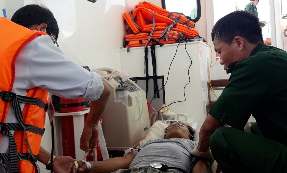 Bộ đội Biên phòng cứu ngư dân xuất huyết dạ dày nguy kịch trên biển - 2 Quân y Biên phòng sơ cấp cứu cho ngư dân Phan Ngọc