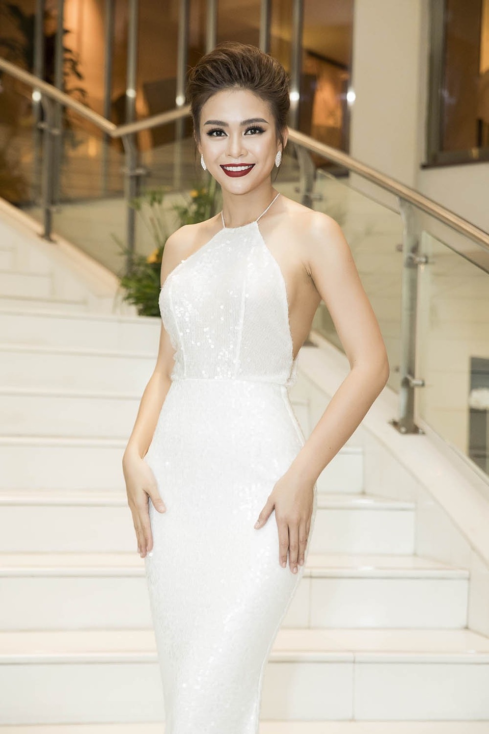 Phạm Hương, Mâu Thủy và dàn người đẹp gợi cảm đọ sắc - 9 Á hậu Mâu Thủy quý phái với phong cách trang điểm lẫn trang phụ dạ hội ôm dáng khoe khéo vòng 1 căng tròn