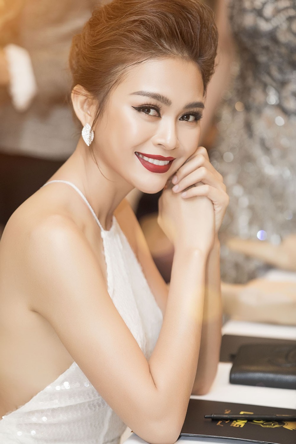 Phạm Hương, Mâu Thủy và dàn người đẹp gợi cảm đọ sắc - 10 Sau khi đăng quang Á hậu hoàn vũ, Mâu Thủy ngày càng xinh đẹp khi đầu tư chăm chút rất chỉn chu mỗi khi xuất hiện