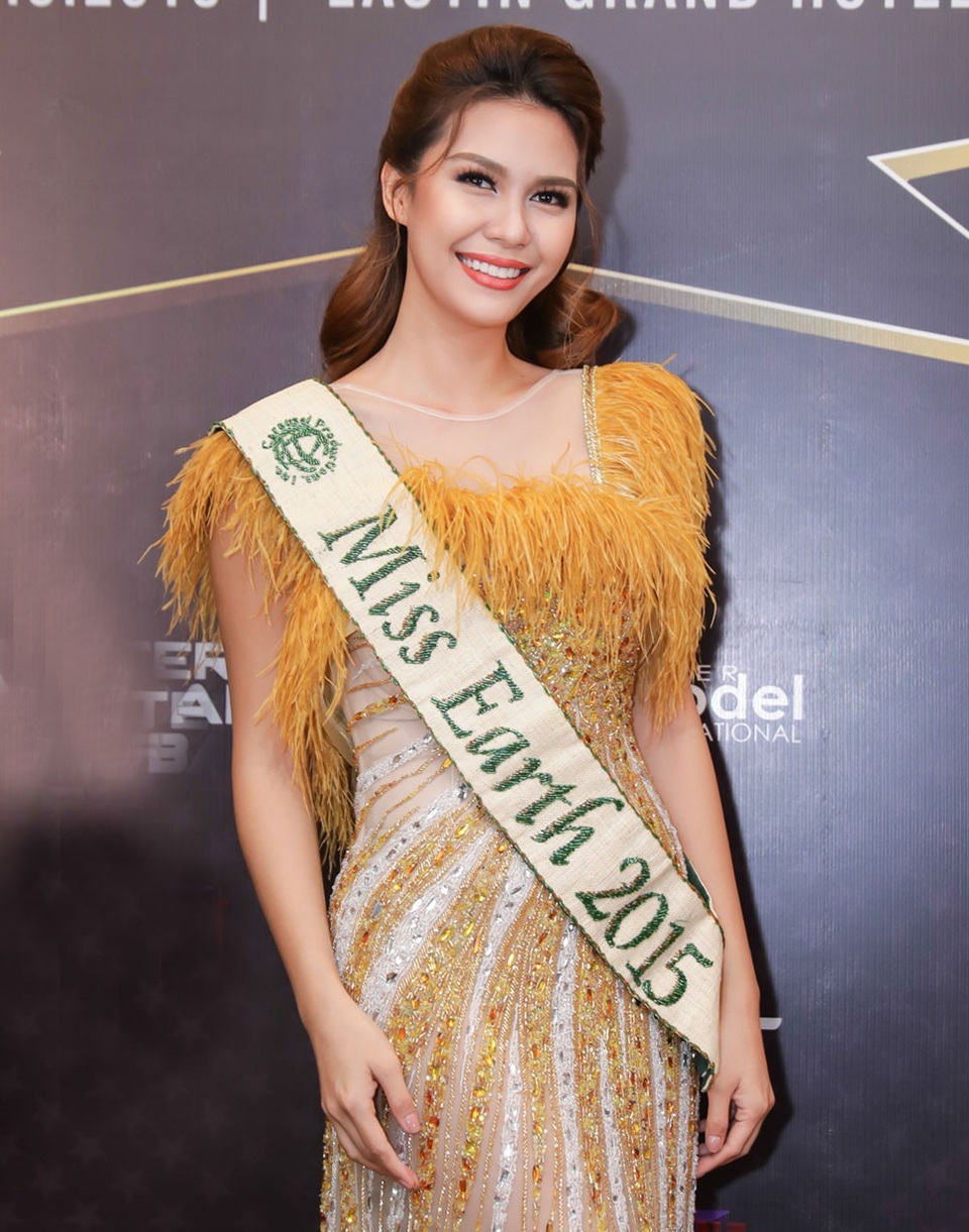 Phạm Hương, Mâu Thủy và dàn người đẹp gợi cảm đọ sắc - 4 Hoa hậu Trái đất 2015 - Angelia Gabrena Paglicawan Ong cũng có mặt tại chương trình. Cô xuất hiện với nhan sắc tươi trẻ và nụ cười rạng rỡ, thu hút