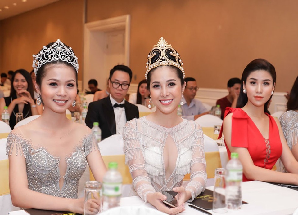 Phạm Hương, Mâu Thủy và dàn người đẹp gợi cảm đọ sắc - 11 Hoa hậu Biển Kim Ngọc