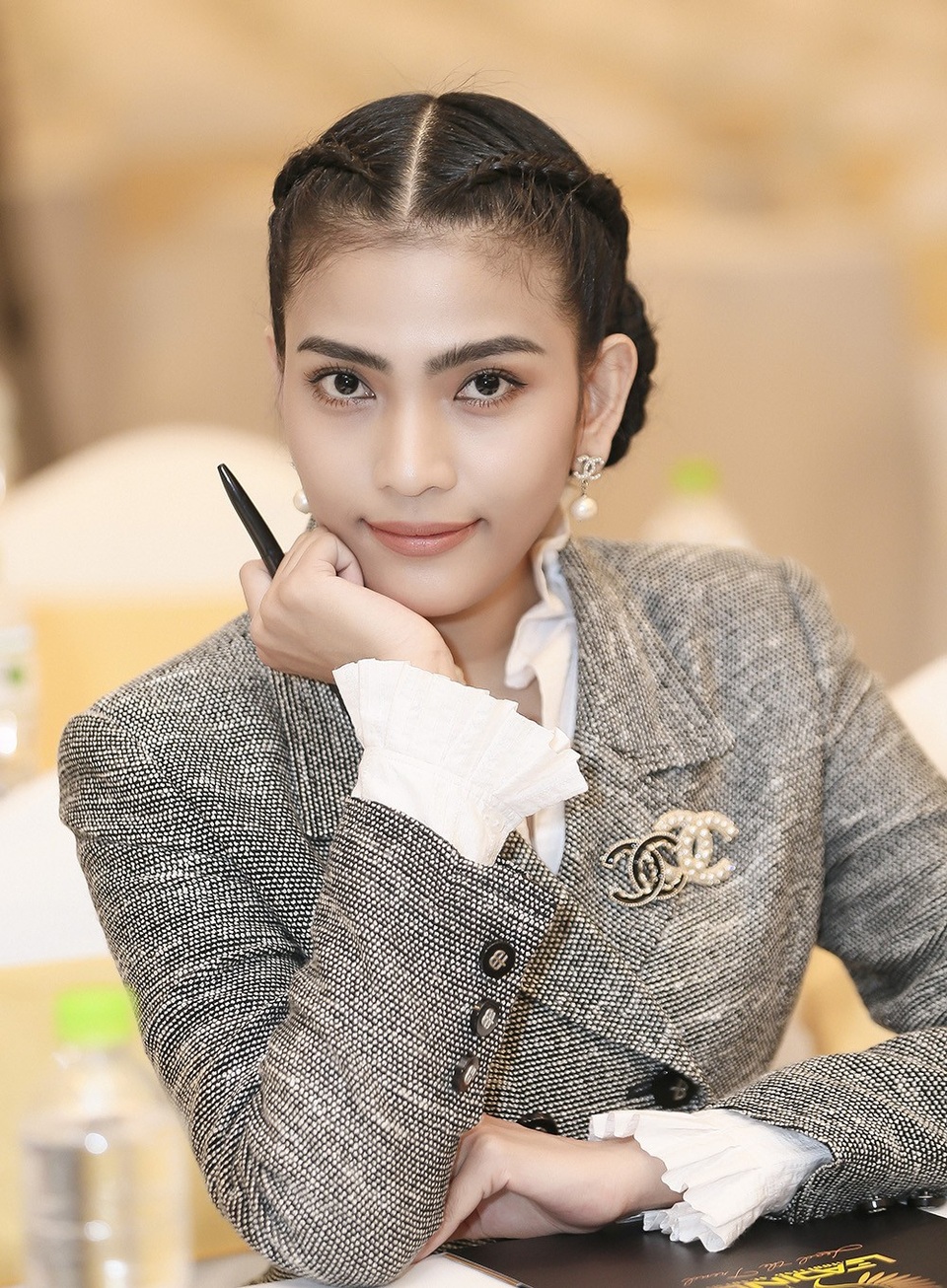 Phạm Hương, Mâu Thủy và dàn người đẹp gợi cảm đọ sắc - 7 Trương Thị May ngày càng chuộng phong cách đơn giản nhưng vẫn sang trọng với trang phục hàng hiệu