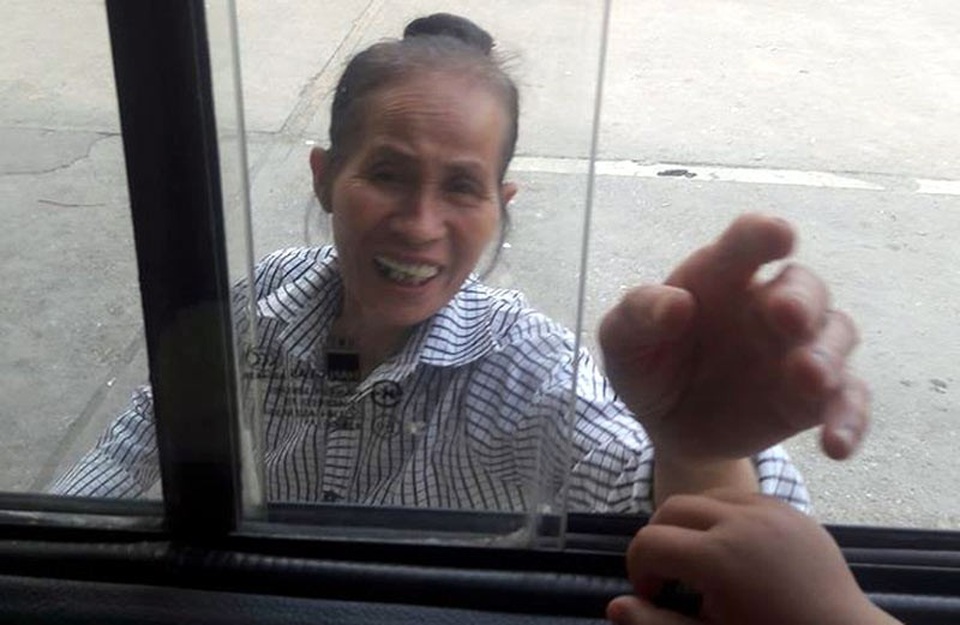 Người mẹ trong khoảnh khắc chia tay con và cháu. Ảnh: Nhân vật cung cấp