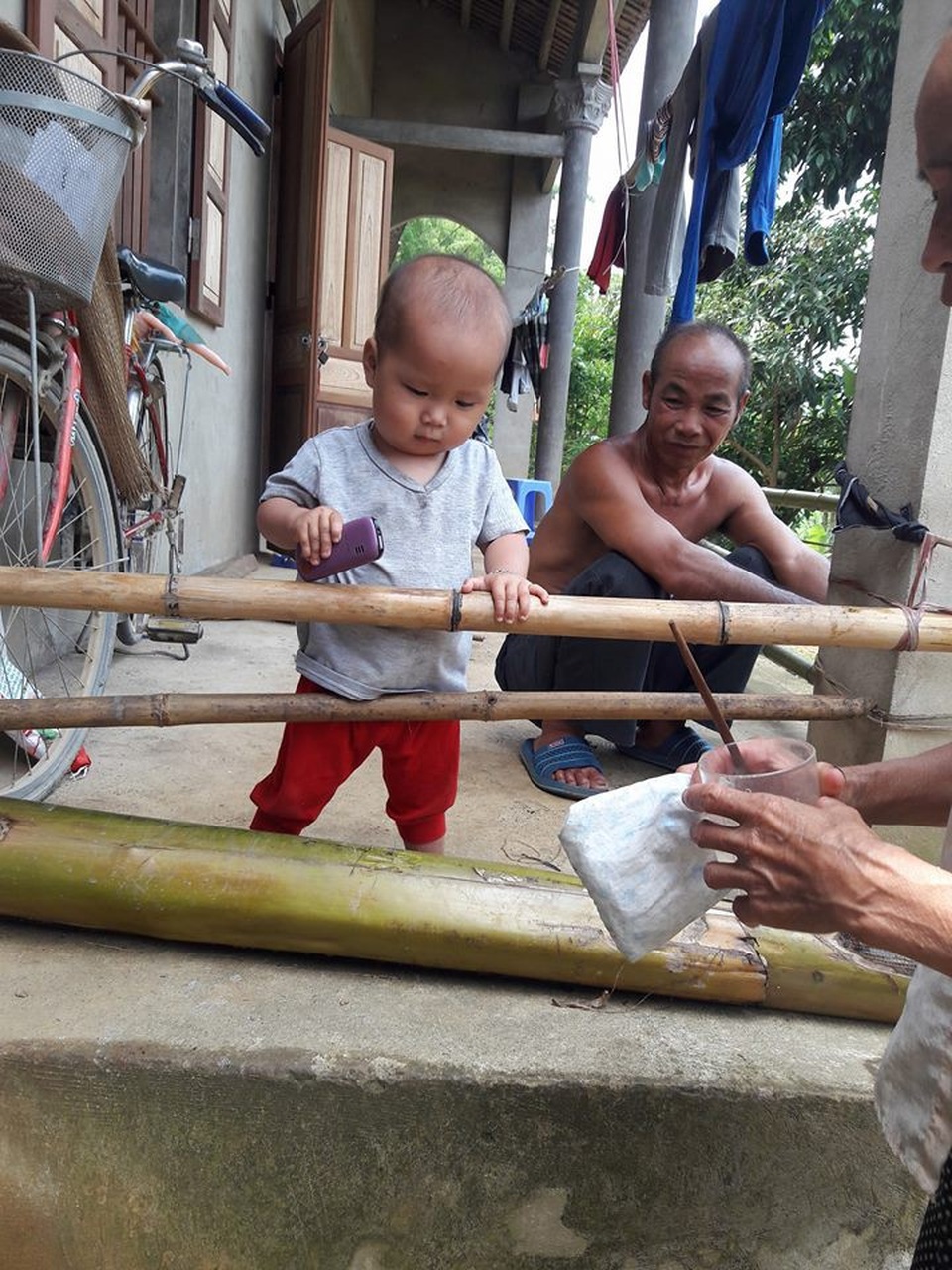 Đây là lần đầu tiên kể từ khi sinh, con Mai Anh được về quê ngoại. Ảnh: Nhân vật cung cấp