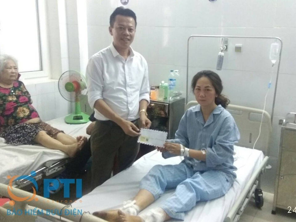 Bảo hiểm Bưu điện (PTI) tạm ứng bồi thường cho nạn nhân vụ tai nạn tàu hoả - 2 Đại diện PTI tới thăm hỏi các hành khách đang điều trị tại bệnh viện TP Vinh-Nghệ An