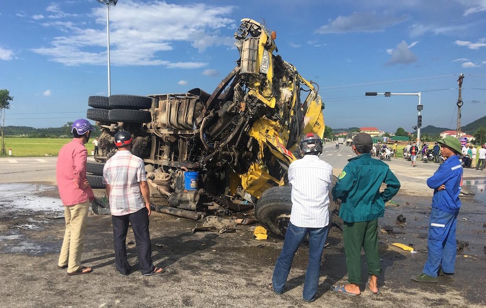 Kinh hoàng 2 xe "đối đầu" ở ngã tư quốc lộ 7, tài xế bị thương nặng - 1 Chiếc xe tải màu vàng chở cát biến dạng sau khi đâm với xe howo chở đá.