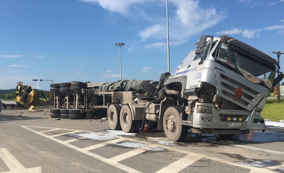 Kinh hoàng 2 xe "đối đầu" ở ngã tư quốc lộ 7, tài xế bị thương nặng - 4 Sau cú đâm, xe howo cũng hư hỏng khá nặng.