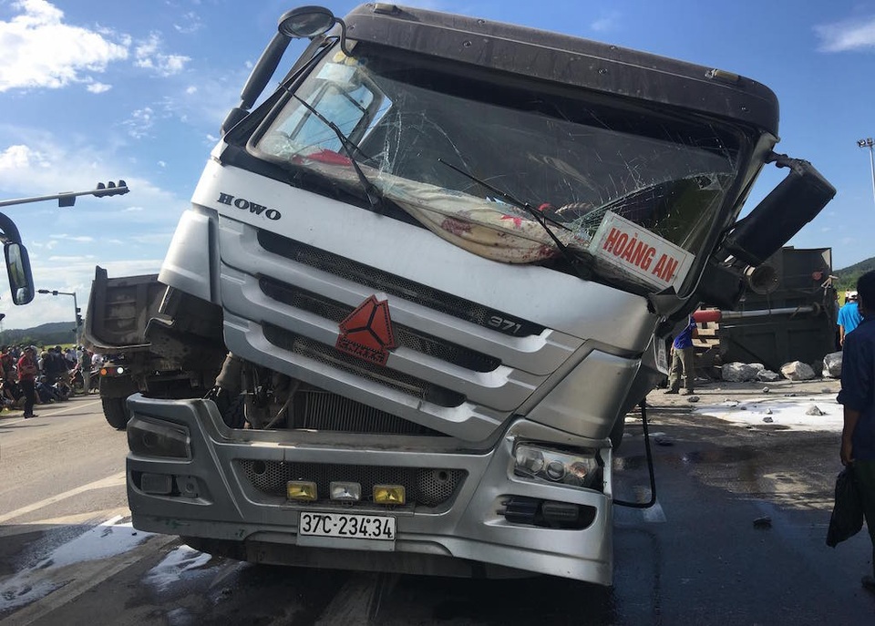 Kinh hoàng 2 xe "đối đầu" ở ngã tư quốc lộ 7, tài xế bị thương nặng - 8 Sau cú đâm, dầu trên cả hai xe tràn ra đường đã gây bốc cháy. Tuy nhiên, may mắn sau đó, cảnh sát PCCC đã điều động xe cứu hỏa đến dập lửa.