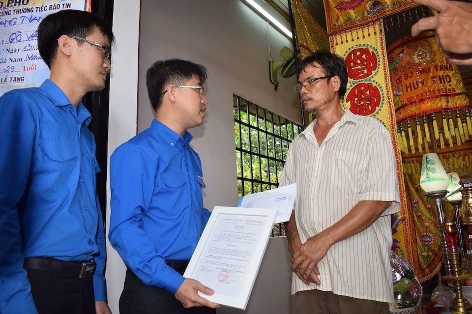 TPHCM đề nghị công nhận 2 hiệp sĩ bị đâm tử vong là liệt sĩ - 1
Bí thư Thành đoàn TPHCM trao huy hiệu Tuổi trẻ dũng cảm của Trung ương Đoàn TNCS Hồ Chí Minh cho gia đình anh Nguyễn Hoàng Nam.